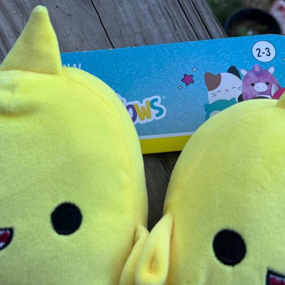 Squishmallows Slippers Baby Shark 2/3 - Picture 2 of 3